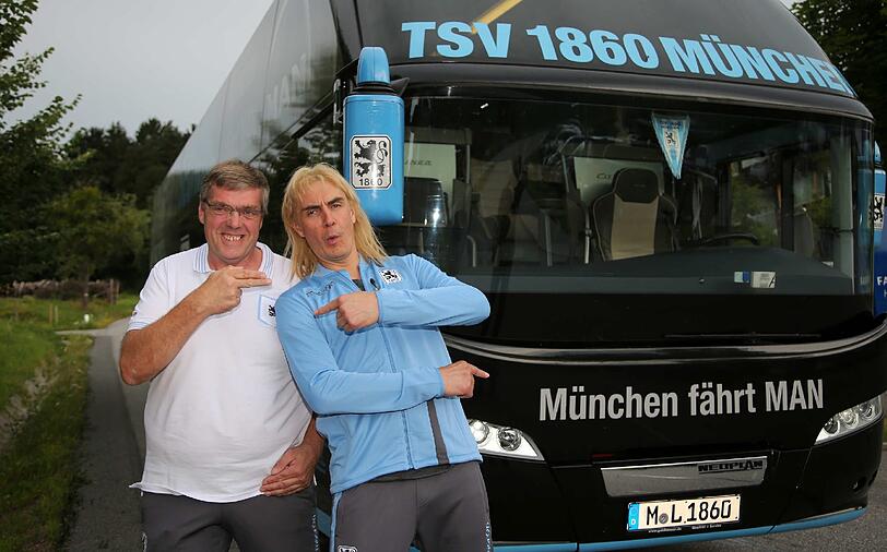 Matze Knop bringt die Löwen zum Brüllen: Der Comedian als Busfahrer "Manni" beim Dreh eines Werbespots mit den Spielern des TSV 1860.