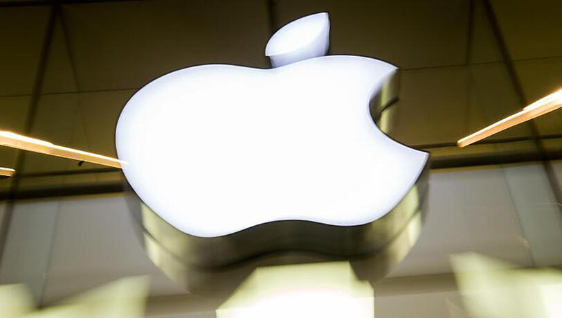 Apple will erreichen, dass die Entscheidung der Kommission, wonach der Konzern in Irland 13 Milliarden Euro an Steuern plus eventuelle Zinsen nachzahlen muss, annulliert wird. Apple will erreichen, dass die Entscheidung der Kommission, wonach der Konzern in Irland 13 Milliarden Euro an Steuern plus eventuelle Zinsen nachzahlen muss, annulliert wird.