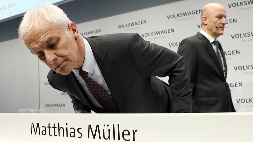 Matthias Müller (l), Vorstandsvorsitzender der Volkswagen AG, und Finanzvorstand Frank Witter kommen zur Jahrespressekonferenz des Automobilkonzerns, bei der der Geschäftsbericht für 2017 vorgestellt wird.