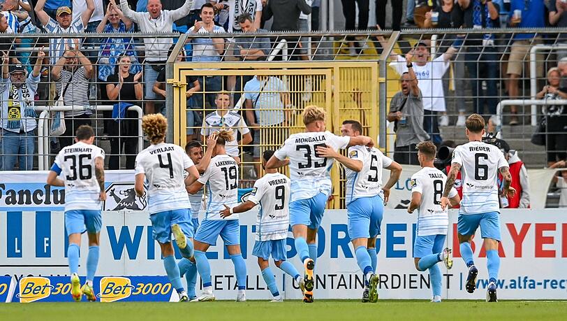 "Wir haben Löwen-Power, uns zwingt keiner in die Knie": Die Profis des TSV 1860 orientieren sich derzeit stark an dem bekannten Fan-Song, auch hier beim 4:0-Triumph gegen den SV Meppen.