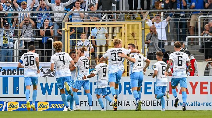 "Wir haben Löwen-Power, uns zwingt keiner in die Knie": Die Profis des TSV 1860 orientieren sich derzeit stark an dem bekannten Fan-Song, auch hier beim 4:0-Triumph gegen den SV Meppen.