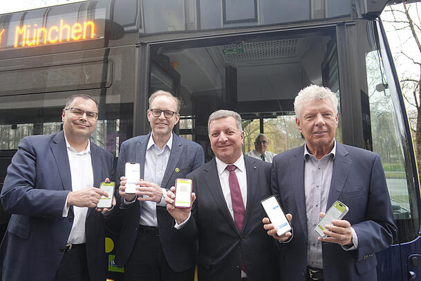 MVG-Chef Ingo Wortmann (v.l), MVV-Geschäftsführer Bernd Rosenbusch, Verkehrsminister Christian Bernreiter (CSU) und OB Dieter Reiter (SPD) zeigen, wie man ab sofort Fahrkarten kaufen kann, ohne lange die passende zu suchen. MVG-Chef Ingo Wortmann (v.l), MVV-Geschäftsführer Bernd Rosenbusch, Verkehrsminister Christian Bernreiter (CSU) und OB Dieter Reiter (SPD) zeigen, wie man ab sofort Fahrkarten kaufen kann, ohne lange die passende zu suchen.