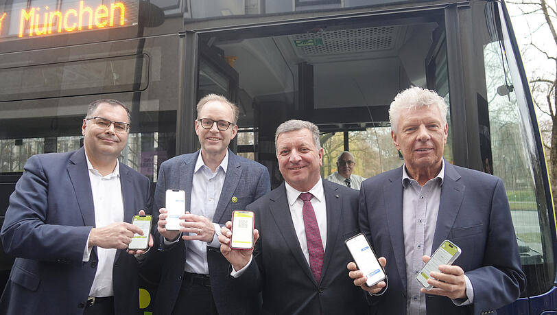 MVG-Chef Ingo Wortmann (v.l), MVV-Geschäftsführer Bernd Rosenbusch, Verkehrsminister Christian Bernreiter (CSU) und OB Dieter Reiter (SPD) zeigen, wie man ab sofort Fahrkarten kaufen kann, ohne lange die passende zu suchen. MVG-Chef Ingo Wortmann (v.l), MVV-Geschäftsführer Bernd Rosenbusch, Verkehrsminister Christian Bernreiter (CSU) und OB Dieter Reiter (SPD) zeigen, wie man ab sofort Fahrkarten kaufen kann, ohne lange die passende zu suchen.
