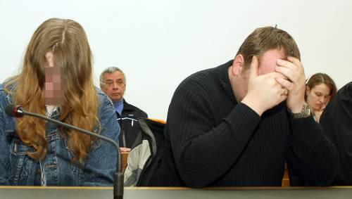 Judith und Guido H. ließen ihr nur 14 Monate alt gewordenes Kind qualvoll sterben. Judith und Guido H. ließen ihr nur 14 Monate alt gewordenes Kind qualvoll sterben.