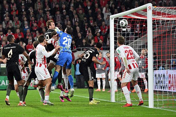 Kölns Keeper Zieler greift beim 3:1 der Bayern daneben.