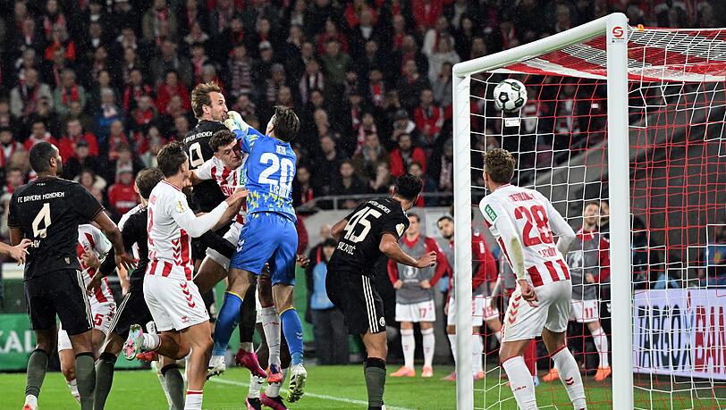 Kölns Keeper Zieler greift beim 3:1 der Bayern daneben.