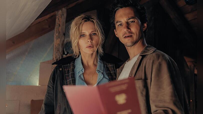 "Alpentod - Ein Bergland-Krimi": Jonas Becker (Tim Oliver Schultz, r.) und Birgit Reincke (Veronica Ferres) sto&szlig;en auf entscheidende Hinweise, die Licht ins Dunkel bringen.