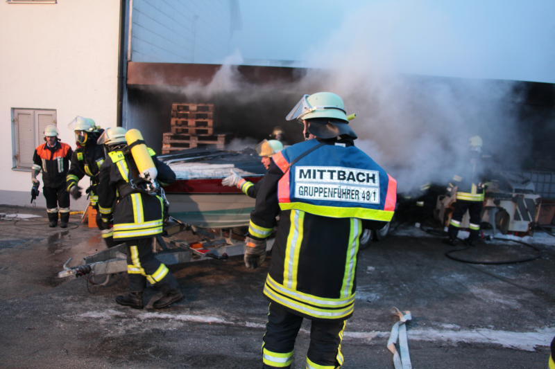 Rauch-Alarm am Rosenmontag in Mittbach: Unter einem Vordach ist ein Motorboot in Brand geraten. Zwei Personen wurden dabei leicht verletzt. Die Bilder vom Feuerwehreinsatz