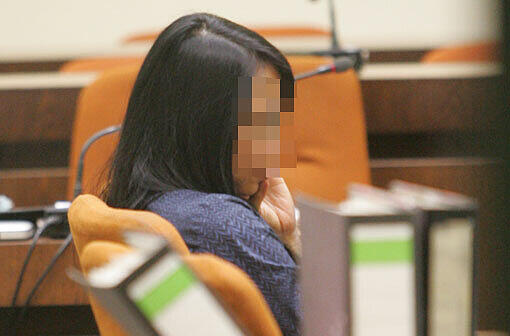 Die Noch-Lebensgefährtin Prapti U. (47) im Zeugenstand. Sie beschreibt die Beziehung zum mutmaßlichen Doppelmörder Gunnar D.
