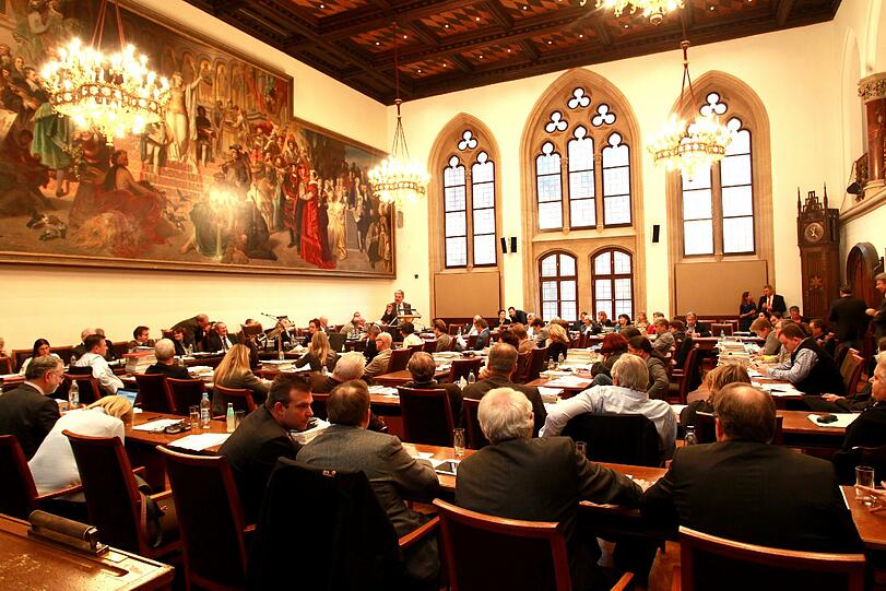Blick in den großen Sitzungssaal des Rathaues während einer Vollversammlung des Münchner Stadtrats.