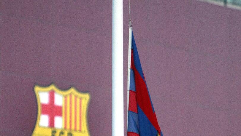 Vor dem Barca-Gebäude hängen die Fahnen auf Halbmast, ...