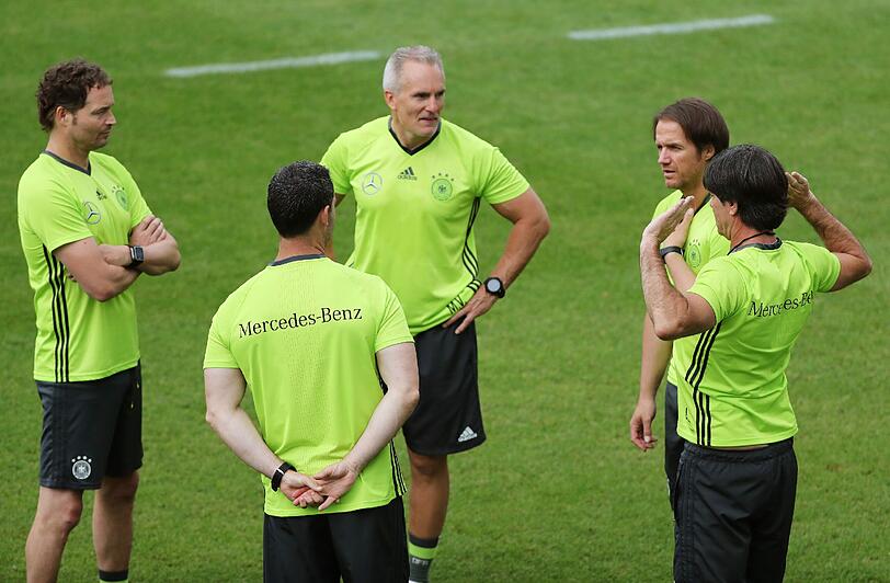 Das Trainingsteam berät sich.