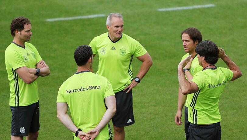 Das Trainingsteam berät sich. Das Trainingsteam berät sich.