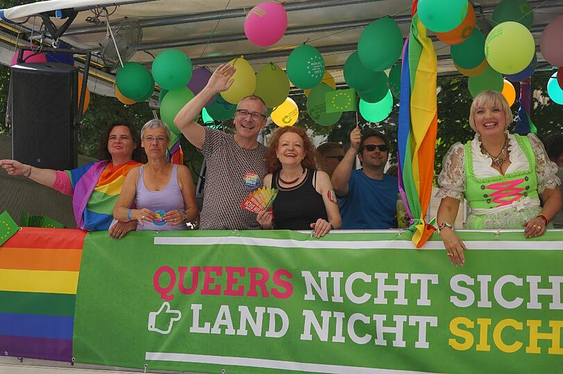 Die große CSD-Politparade erlebte in diesem Jahr einen neuen Teilnehmerrekord: 87 Fußgruppen und Paradewagen hatten sich angemeldet.