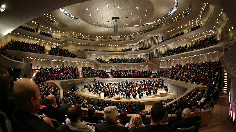 Spektakuläre Bilder: Mit einem großen Festakt wurde das "Jahrhundertbauwerk" Elbphilharmonie eröffnet.