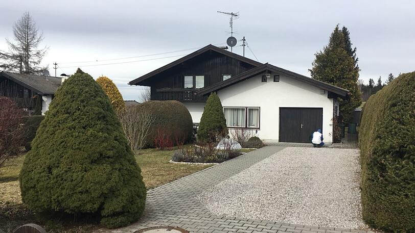 In dem Haus sind zwei Rentner getötet und eine Frau schwerst verletzt worden.