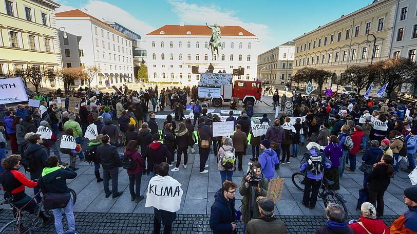 Demonstranten vor dem Münchner Hauptsitz des Elektrokonzerns Siemens am Freitag am Wittelsbacherplatz.