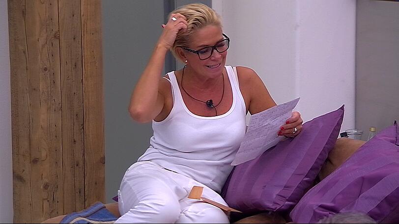 Claudia Effenberg bekommt einen Brief von einem Freund. Aber auch Familie und Kinder senden Grüße. Claudia ist zu Tränen gerührt.
