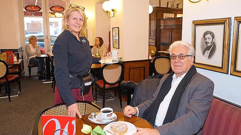 Erni Wagner (64), hier mit einem Gast, bedient seit 40 Jahren im Café Woerner.