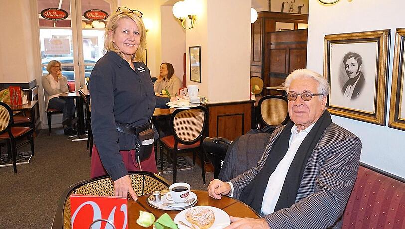 Erni Wagner (64), hier mit einem Gast, bedient seit 40 Jahren im Café Woerner. Erni Wagner (64), hier mit einem Gast, bedient seit 40 Jahren im Café Woerner.