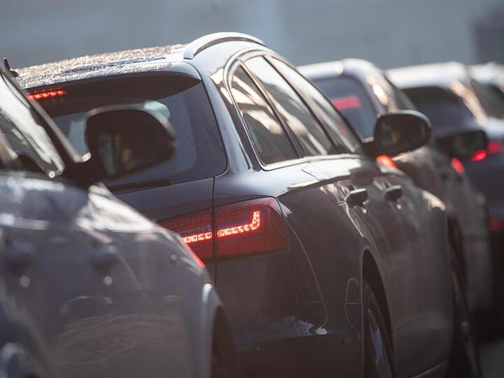 Autos stehen im Stau. Foto: Sebastian Gollnow/dpa/Symbolbild