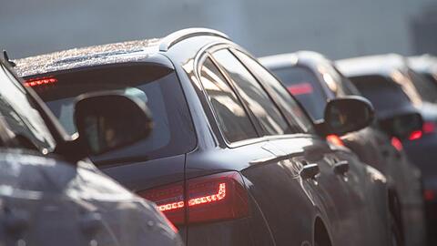 Autos stehen im Stau. Foto: Sebastian Gollnow/dpa/Symbolbild