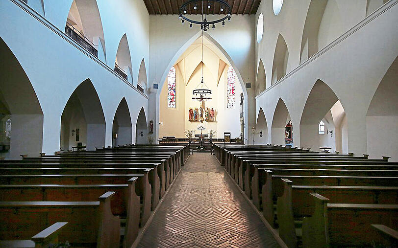 Duster, aber stimmungsvoll: die Pfarrkirche Leiden Christi.