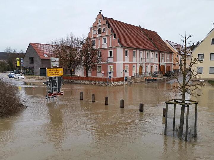 Das Wasser steht in den Straßen von Harburg. Das Hochwasser an der Wörnitz hat die zweithöchste Meldestufe erreicht. Foto: Matthias Stark