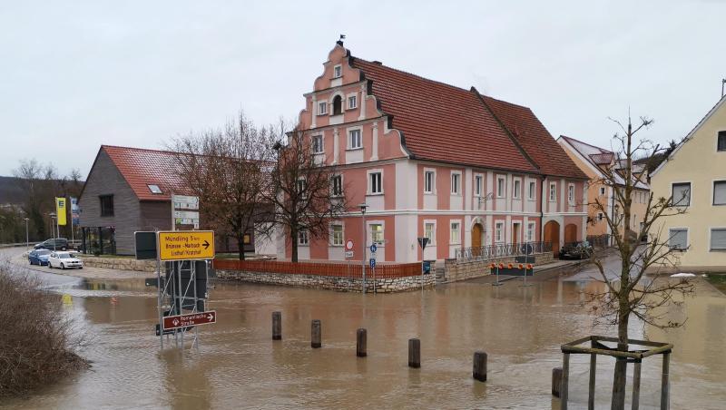 Das Wasser steht in den Straßen von Harburg. Das Hochwasser an der Wörnitz hat die zweithöchste Meldestufe erreicht. Foto: Matthias Stark Das Wasser steht in den Straßen von Harburg. Das Hochwasser an der Wörnitz hat die zweithöchste Meldestufe erreicht. Foto: Matthias Stark