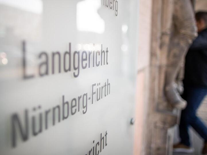 Der Eingang zum Landgericht Nürnberg-Fürth. Foto: Daniel Karmann/dpa/Archivbild