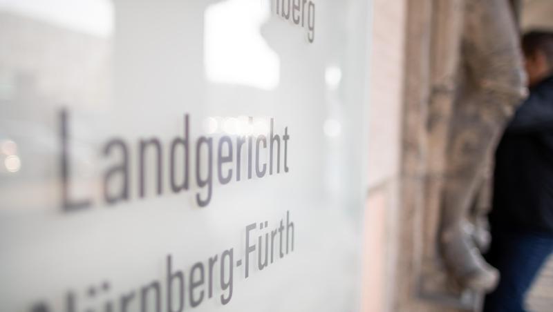 Der Eingang zum Landgericht Nürnberg-Fürth. Foto: Daniel Karmann/dpa/Archivbild