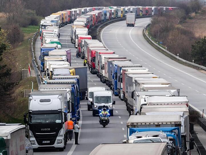 Tausende Lastwagenfahrer müssen in einem Kilometerlangen Stau vor der Grenze zu Polen ausharren.