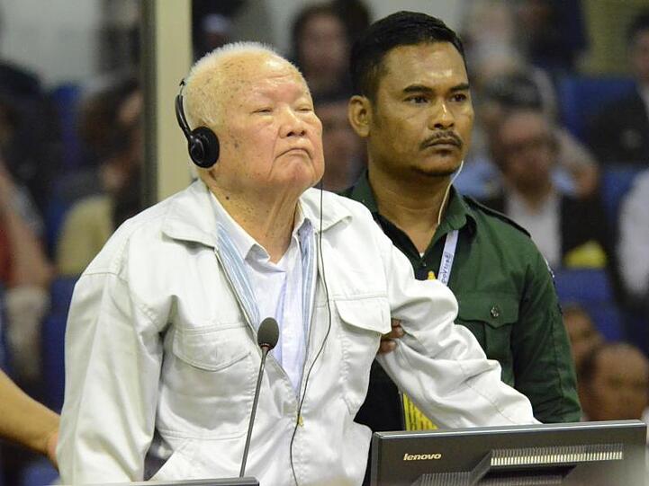 Khieu Samphan, ehemaliges Staatsoberhaupt der Roten Khmer, während einer Anhörung vor dem von der UNO unterstützten Kriegsverbrechertribunal in Phnom Penh.