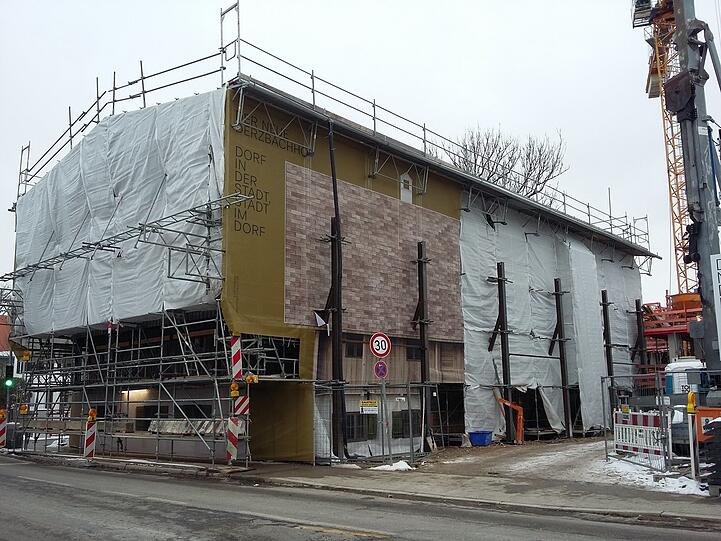 Ein aktuelles Bild von der Baustelle: Der Hof ist mit Planen ummantelt.