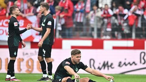 Bremens Niclas Füllkrug sitzt nach Spielende auf dem Platz. Der zuletzt an der Wade verletzte Angreifer kehrt voraussichtlich bis zum Wochenende zurück in die Mannschaft.