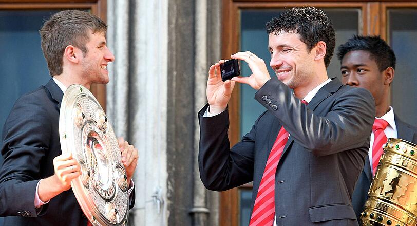 2010: Der erste Titel von Thomas Müller, bildlich festgehalten von Mark van Bommel.