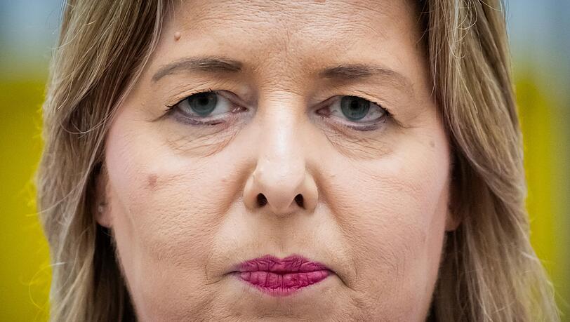 Arbeitsministerin Bärbel Bas (SPD) hält trotz der Kritik der Arbeitgeber am Tariftreuegesetz fest. (Archivbild)