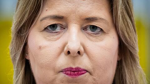 Arbeitsministerin Bärbel Bas (SPD) hält trotz der Kritik der Arbeitgeber am Tariftreuegesetz fest. (Archivbild)