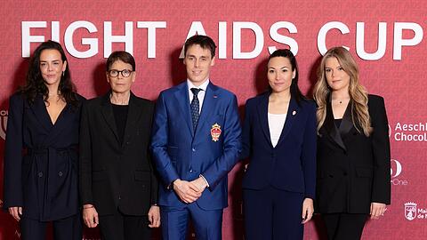 Pauline Ducruet (v.l.), Prinzessin St&eacute;phanie, Louis und Marie Ducruet sowie Camille Gottlieb besuchten nach dem Benefiz-Fu&szlig;ballspiel im Stadion Louis II auch die Gala im Fairmont Hotel.