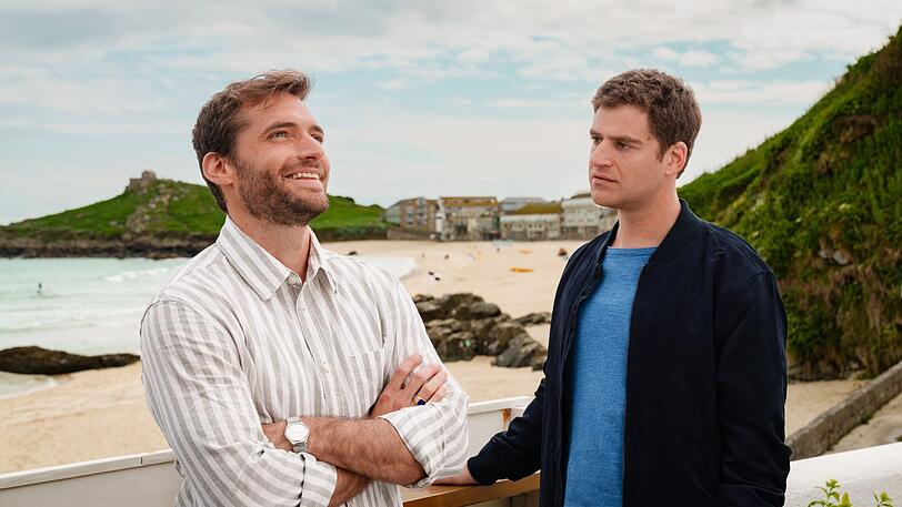 Josh (Vinzenz Wagner, links) trifft in Cornwall seinen alten Schulfreund Howard Fraser (Rony Herman) wieder - der auch etwas von Clare wollte. Heute ist Howard als Unternehmer Konkurrent von Clares Vater.