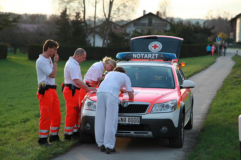 Im Landkreis Rosenheim hat eine Autofahrerin einen Motorradfahrer übersehen. Der Mann stirbt noch am Unfallort, die Frau wird schwer verletzt ins Krankenhaus geflogen.