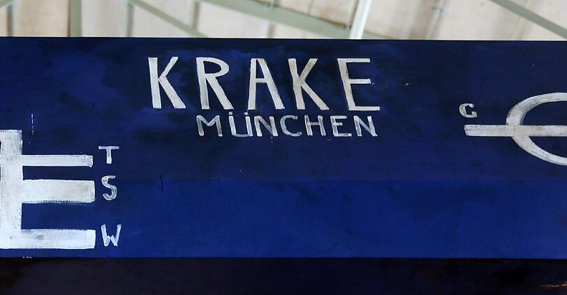 Der Look der "Krake": Ein rostiger blauer Tanker.