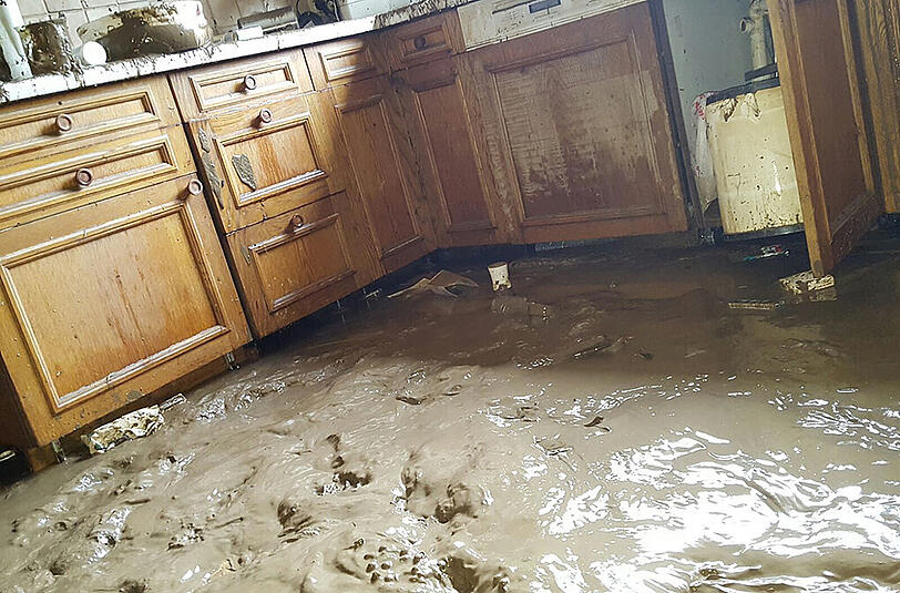 Schlamm, Chaos und noch mehr Schlamm: Das Dorf Anzenkirchen in der Gemeinde Triftern ist von dem Hochwasser am 01. Juni hart getroffen worden.