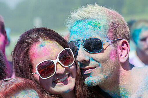 Sollten Sie in der U-Bahn buntverschmierte Menschen getroffen haben - jetzt wissen Sie, woher sie kommen. Klicken Sie durch die Bilder vom Münchner "Holi Festival of Colours".