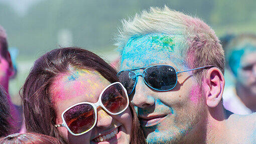 Sollten Sie in der U-Bahn buntverschmierte Menschen getroffen haben - jetzt wissen Sie, woher sie kommen. Klicken Sie durch die Bilder vom Münchner "Holi Festival of Colours". Sollten Sie in der U-Bahn buntverschmierte Menschen getroffen haben - jetzt wissen Sie, woher sie kommen. Klicken Sie durch die Bilder vom Münchner "Holi Festival of Colours".