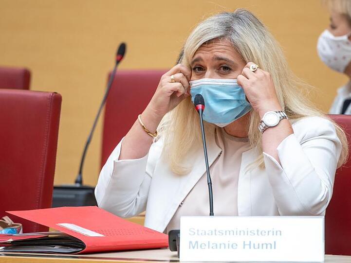 Melanie Huml (CSU) nimmt an einer Sondersitzung des Gesundheitsausschuss teil. Foto: Peter Kneffel/dpa