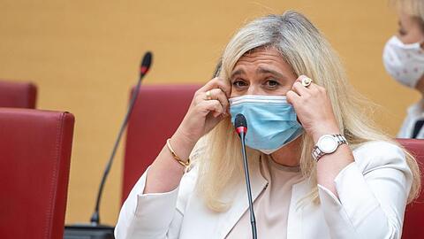 Melanie Huml (CSU) nimmt an einer Sondersitzung des Gesundheitsausschuss teil. Foto: Peter Kneffel/dpa