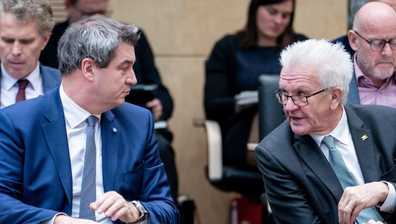 Markus Söder (l., CSU) und Winfried Kretschmann (Grüne) unterhalten sich während einer Sitzung des Bundesrats. Foto: Kay Nietfeld/Archiv Markus Söder (l., CSU) und Winfried Kretschmann (Grüne) unterhalten sich während einer Sitzung des Bundesrats. Foto: Kay Nietfeld/Archiv