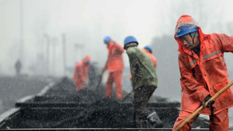 Das Archivbild zeigt Arbeiter auf einem mit Kohle beladenen Zug. China fördert weiter Kohle für seinen Energiebedarf - die Gruben gelten jedoch als sehr anfällig für Unglücke. Das Archivbild zeigt Arbeiter auf einem mit Kohle beladenen Zug. China fördert weiter Kohle für seinen Energiebedarf - die Gruben gelten jedoch als sehr anfällig für Unglücke.