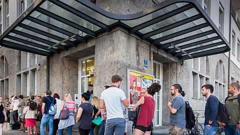 Eine Warteschlange hat sich vor dem Bürgeramt am Münchner Ostbahnhof gebildet.